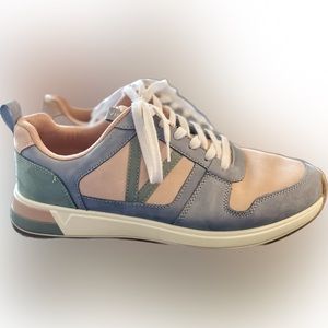 Vionic “Rechelle” women’s sneakers — Size 9